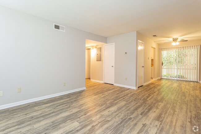 2BR, 2BA - 900 SF - Stonehenge at Crestline Apartments