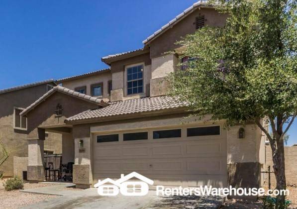 Primary Photo - Large 6 bed 3 full bath 2 story huge home ...