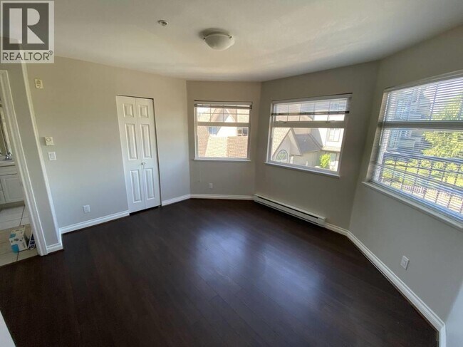 Photo du bâtiment - 12465 Harris Rd