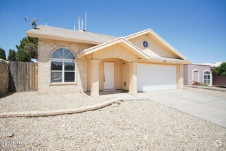 Building Photo - 2151 Sun Manor Dr