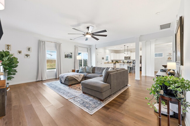 Foto del edificio - 397 Anmore Ct