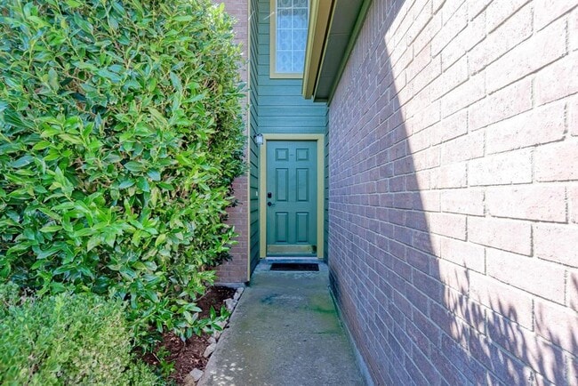 Building Photo - 2522 Georgian Dr