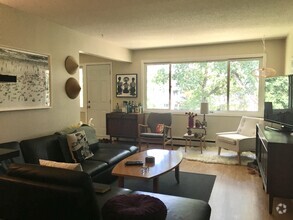 Building Photo - 9915 87 Av NW