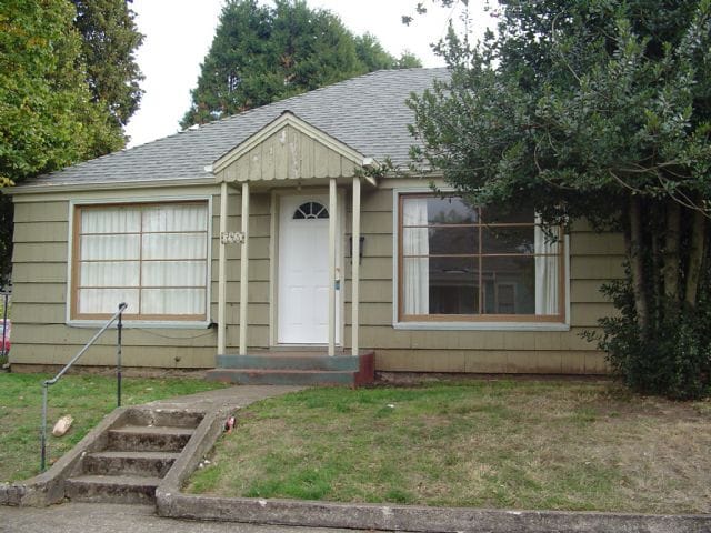 House near downtown on bus line - House near downtown on bus line