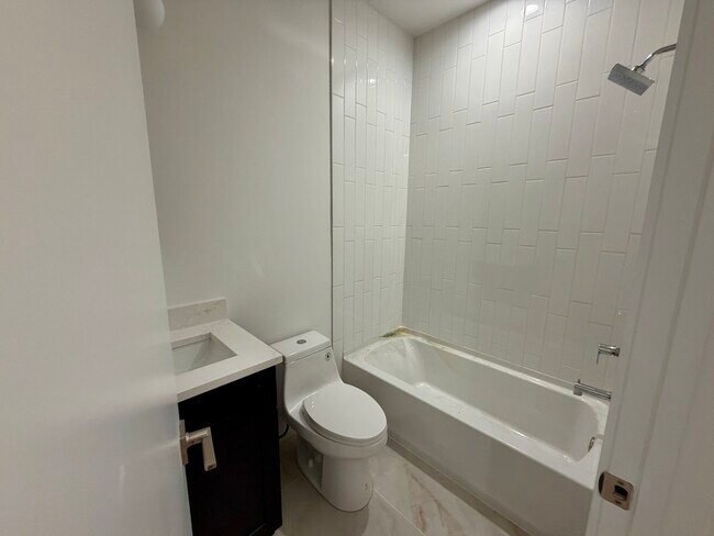 Foto del edificio - 2114 W Augusta Blvd