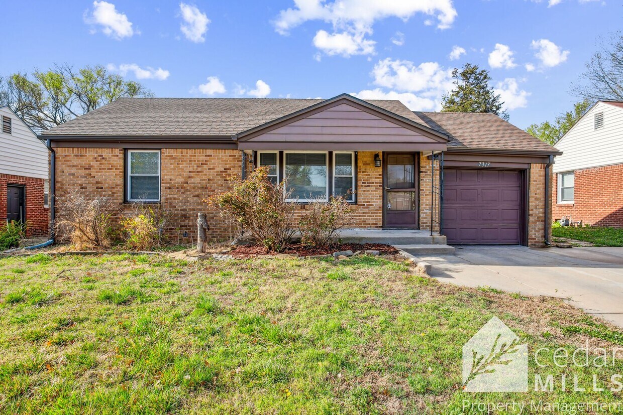 Foto principal - Gorgeous 2 Bedroom with Basement near Town...