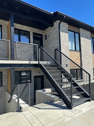 Building Photo - 440 Wellington St E