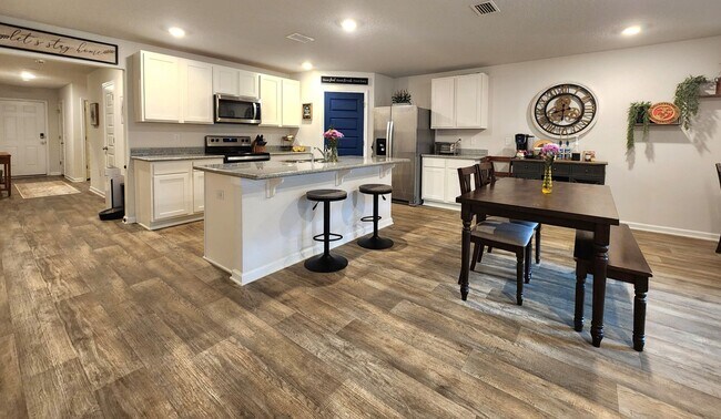 Foto del edificio - Beautiful, Pet Friendly 4/2 Solar Powered ...