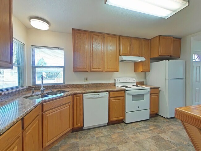 Foto del edificio - 3 Bedroom House + Bonus Room ~ Close to Ca...