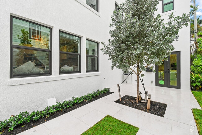 Building Photo - 226 Oleander Ave