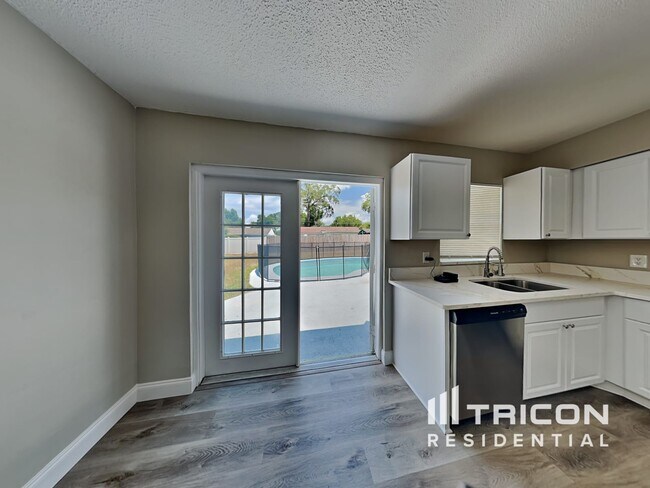 Building Photo - 116 Circle Hill Drive Brandon FL