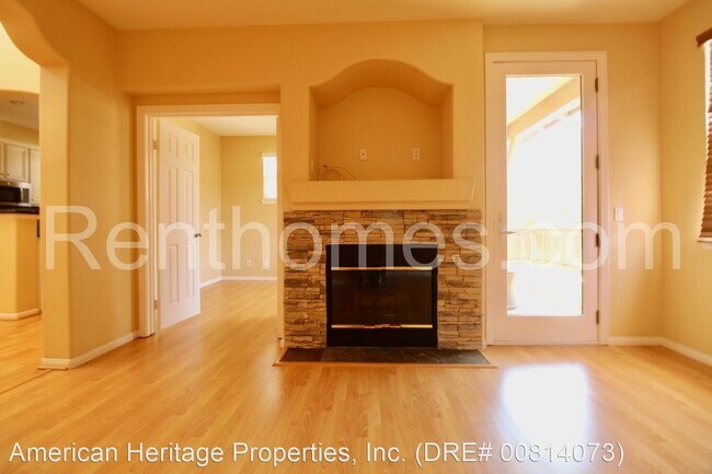 Building Photo - 2 br, 3 bath House - 898 Custer Avenue