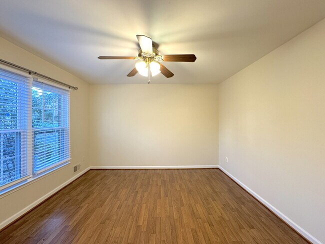 Building Photo - Charming Reston Townhome: Your Ideal Commuter's Haven