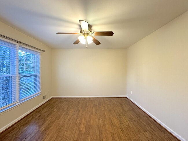 Foto del edificio - Charming Reston Townhome: Your Ideal Commuter's Haven