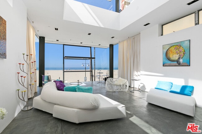 Building Photo - 419 Ocean Front Walk