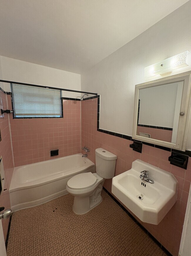 Foto del edificio - 19474 Montrose St