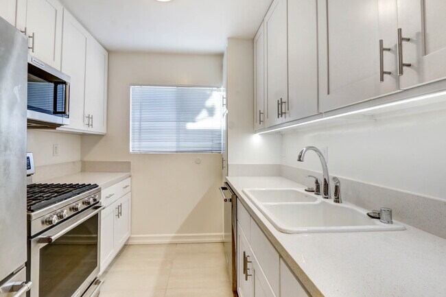Building Photo - 1049 21st St
