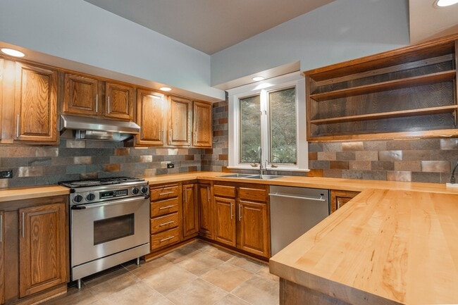 Building Photo - Gorgeous 3 BR + Office & 2 BA Home in the John Landings neighborhood with a heated pool!