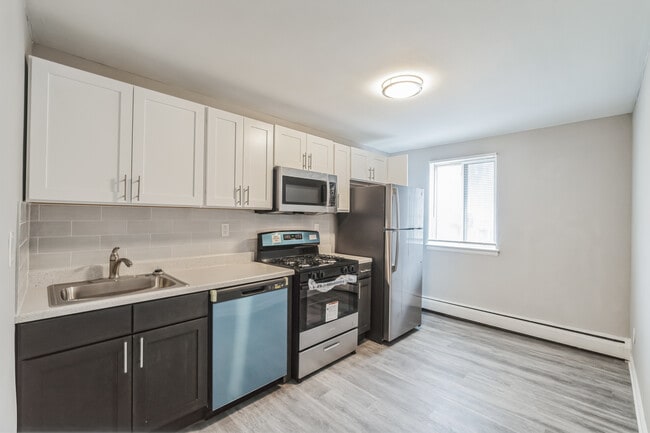 Manor- Kitchen - The Revere Apartments