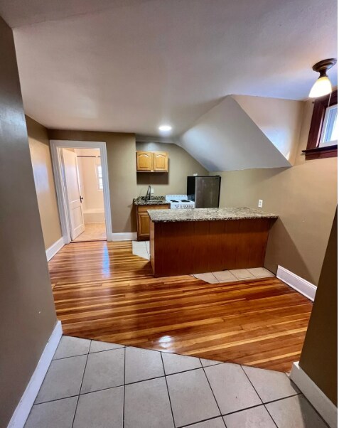 Foto del edificio - 62 Quaker Ln S