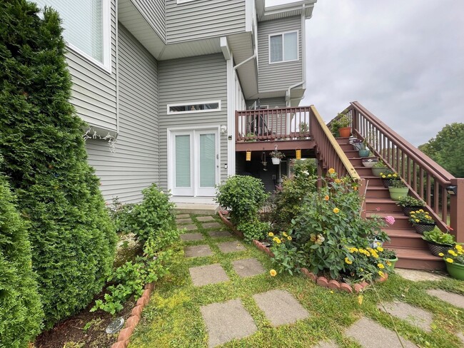 Building Photo - 11 Queen Isabella Way