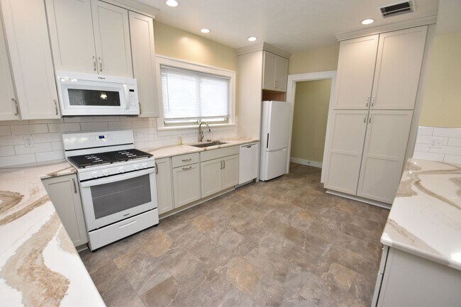 Foto del edificio - Extensively renovated All utilities includ...