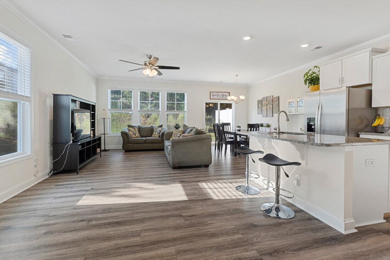 Foto principal - $2,495 - MOVE IN SPECIAL! $300 off 1st Mon...