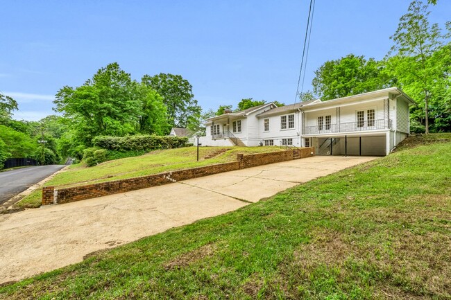 Building Photo - 905 8th Ave N
