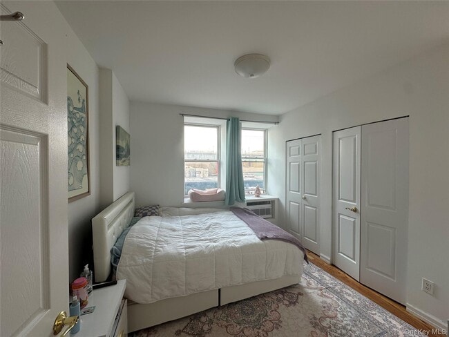 Building Photo - 25 W Broadway