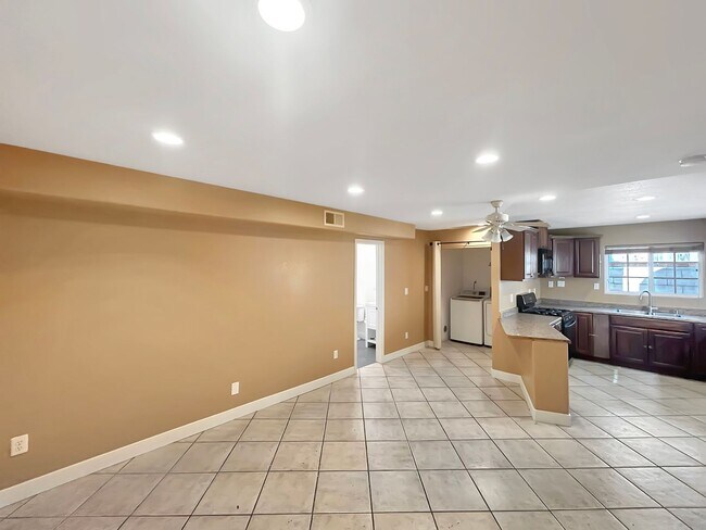 Foto del edificio - Beautiful 3B 2BA Duplex Unit w/ Balcony, W...