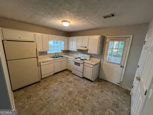 Building Photo - 2735 Fairlane Dr