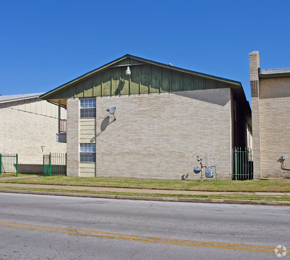 Building Photo - 2511 E 6th St