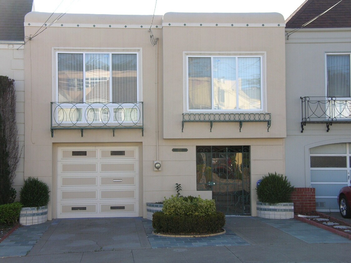 Primary Photo - 1711 38th Ave