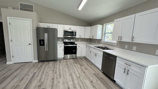 Foto del edificio - MOVE-IN SPECIAL: $500 off your first month's rent!