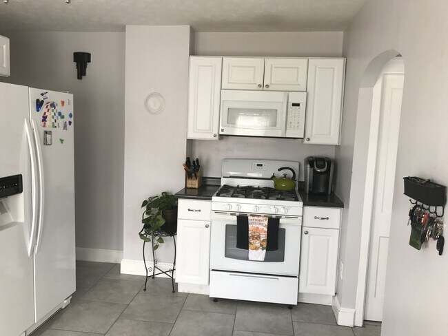 Building Photo - 3 Bedroom in Manchester