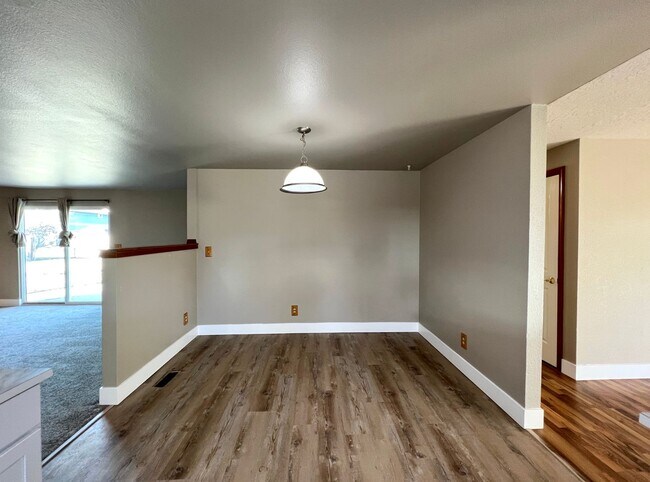Building Photo - 4 Bed/3 Bath, Quiet Cul-de-Sac, Lots of Ex...