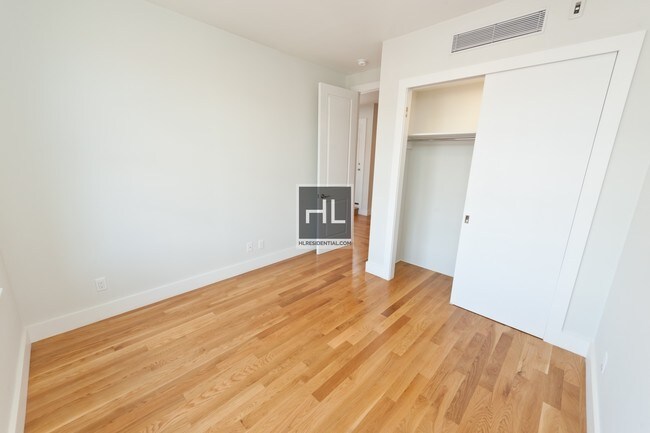 Foto del edificio - 1221 Astoria Blvd