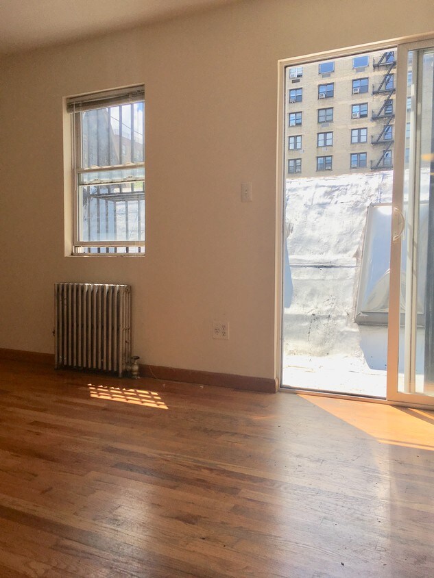 Primary Photo - 319 W 107th St