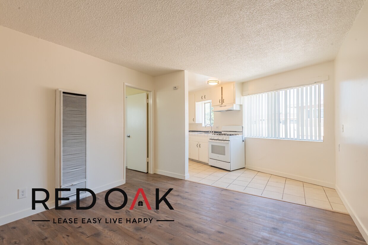 Primary Photo - ~2 Weeks Free~ Cozy, Charming Top Floor On...