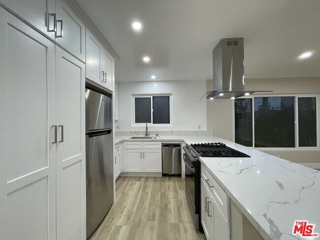Building Photo - 854 S Sherbourne Dr