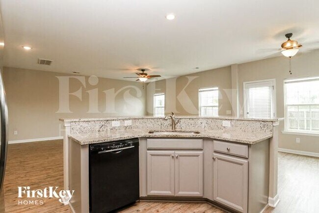 Building Photo - 770 Redbud Ln