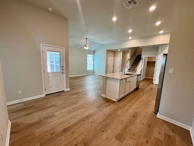 Foto del edificio - Stunning 4x2.5 Luxury Duplex in Buda, TX!