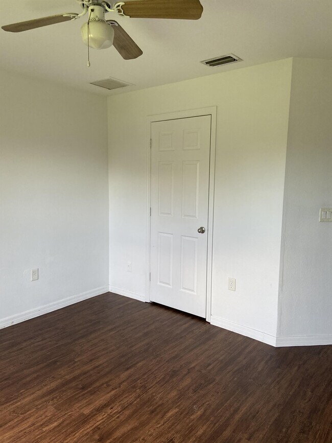 Building Photo - 1530 SW 19th Ave