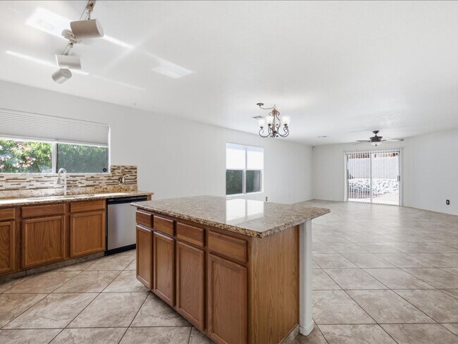 Foto del edificio - Spacious 4-Bedroom Home with Modern Features & Large Backyard!