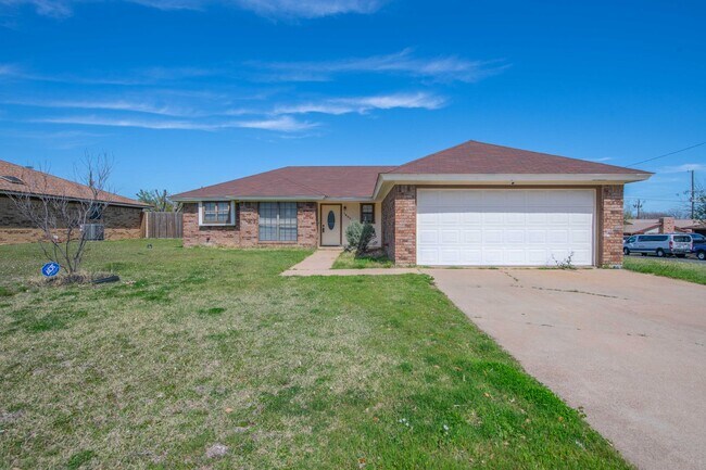 Building Photo - Recently updated house in Killeen!
