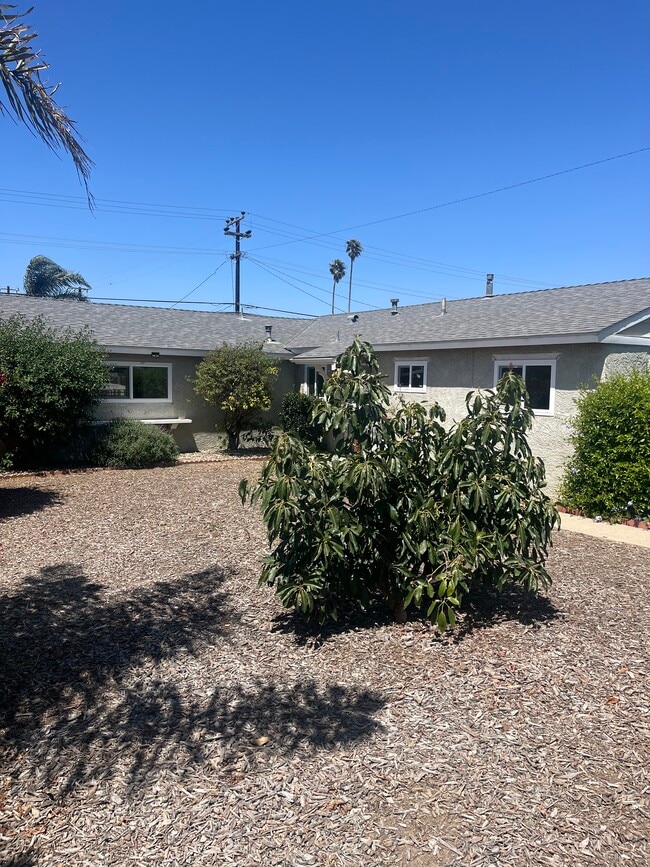 Foto del edificio - 1127 E Donovan Rd
