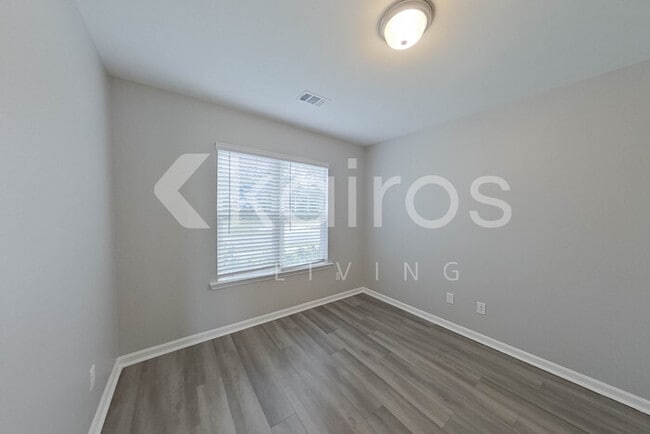 Building Photo - 105 Colonial Wy