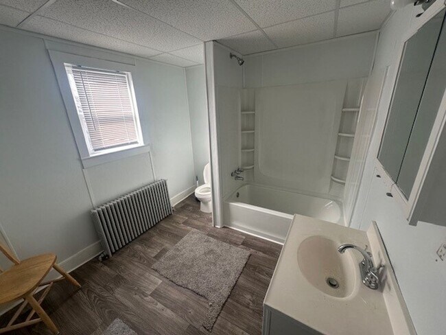 Building Photo - 4 bedroom 1 bathroom