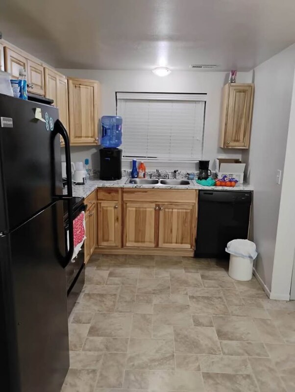 Foto del edificio - 230 E Center St