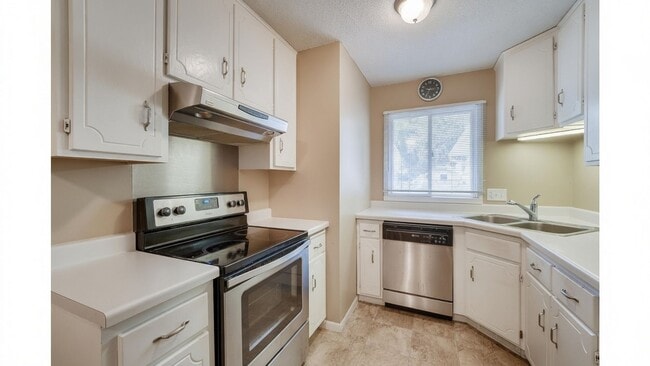 Building Photo - Great 2 Bedroom, 2 Bathroom Side by Side Townhome Unit Available in Coon Rapids - WON'T LAST LONG